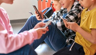 Dzieci płacą za social media ocenami? Wyniki badania zaskakują