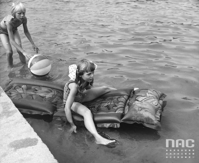 Dzieci podczas kąpieli w jeziorze, autor: Grażyna Rutowska / Narodowe Archiwum Cyfrowe /materiały promocyjne