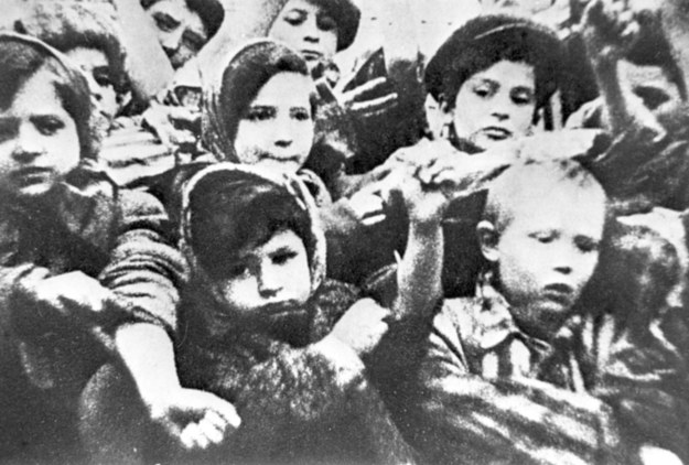 Dzieci pokazujące swoje nr obozowe wytatuowane na ramieniu, zdjęcie zrobione tuż po wyzwoleniu Auschwitz / 	ITAR-TASS    /PAP
