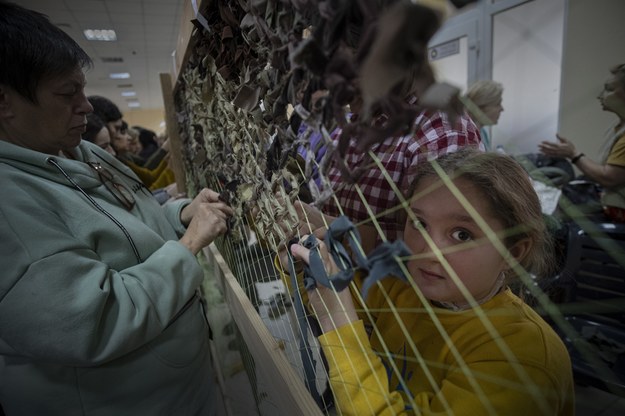 Dzieci pomagają tkać siatkę maskującą dla Armii Ukraińskiej w Odessie /Maria Senovilla /PAP/EPA