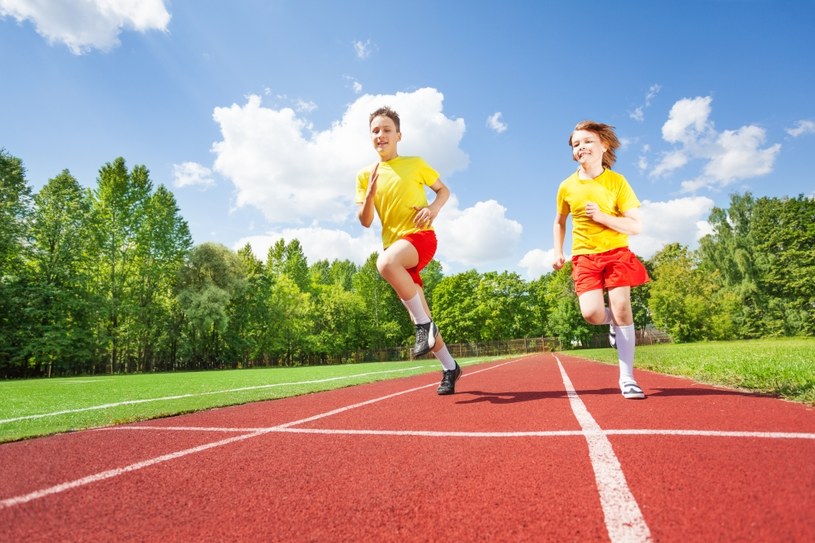 Dzieci powinny uprawiać aktywność fizyczną co najmniej godzinę dziennie /123RF/PICSEL