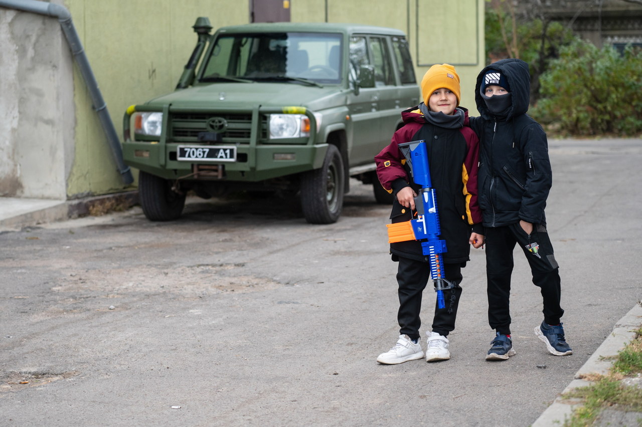 Dzieci powróciły na podwórka Chersonia. "Pilnujemy tu Ukrainy!"