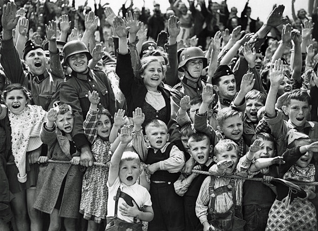 Dzieci pozdrawiają hitlerowskich dygnitarzy /Polska Zbrojna