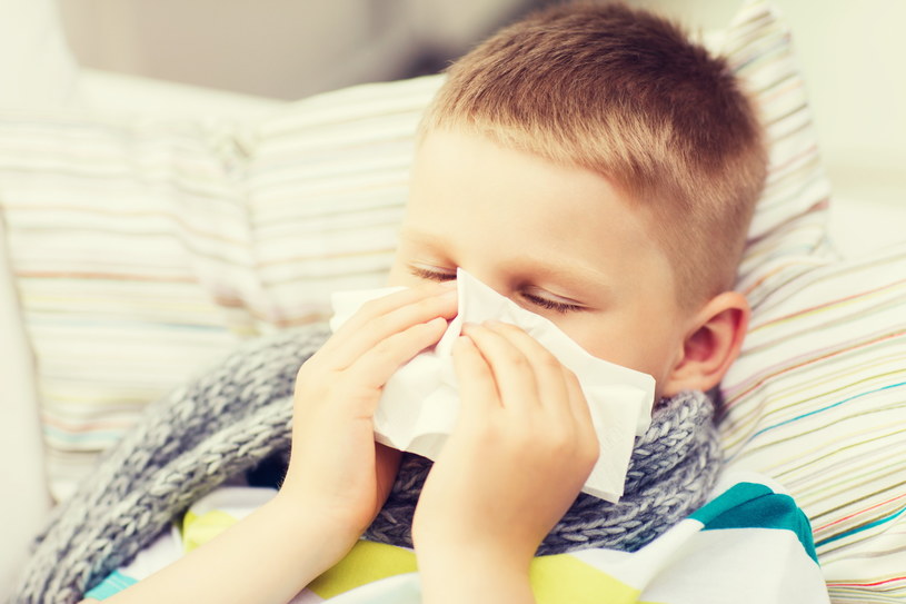 Dzieci przeziębiają się częściej niż dorośli. Są jednak sposoby, by zminimalizować ryzyko złapania tej uciążliwej choroby /123RF/PICSEL