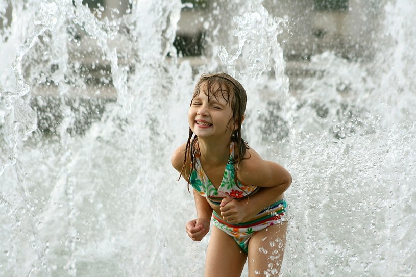 Dzieci są szczególnie narażone na nieprzyjemne skutki korzystania z miejskich fontann /123RF/PICSEL