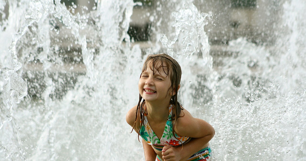 Dzieci są szczególnie narażone na nieprzyjemne skutki korzystania z miejskich fontann /123RF/PICSEL
