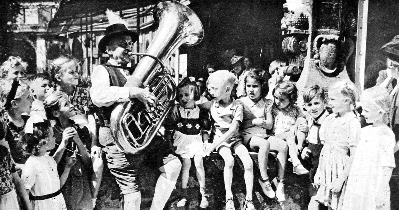 Dzieci słuchające mężczyzny grającego na tubie, Berlin 1945 r. /Agencja FORUM