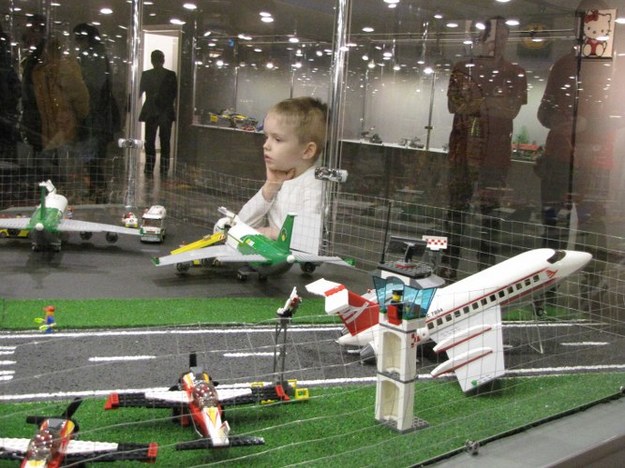 Dzieci szczególnie chętnie oglądają zbudowane z klocków samoloty /Agnieszka Wyderka /RMF FM