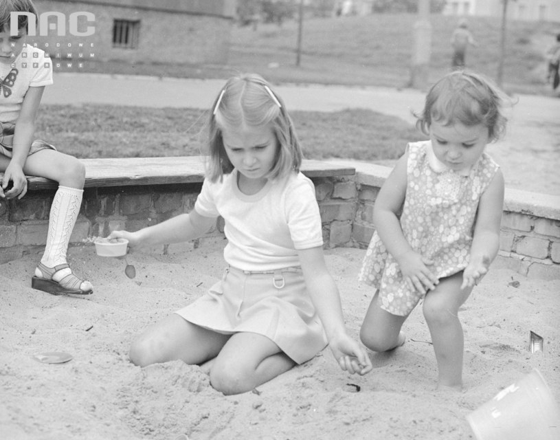 Dzieci szukające skarbu w piaskownicy, 1980, autor: Rutowska Grażyna/NAC /materiały prasowe