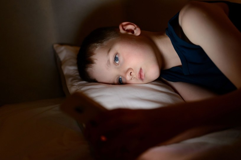 Dzieci tracą sen przez media społecznościowe /©123RF/PICSEL
