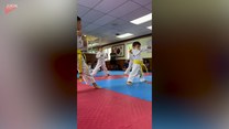 Dzieci trenują taekwondo. Motywujące