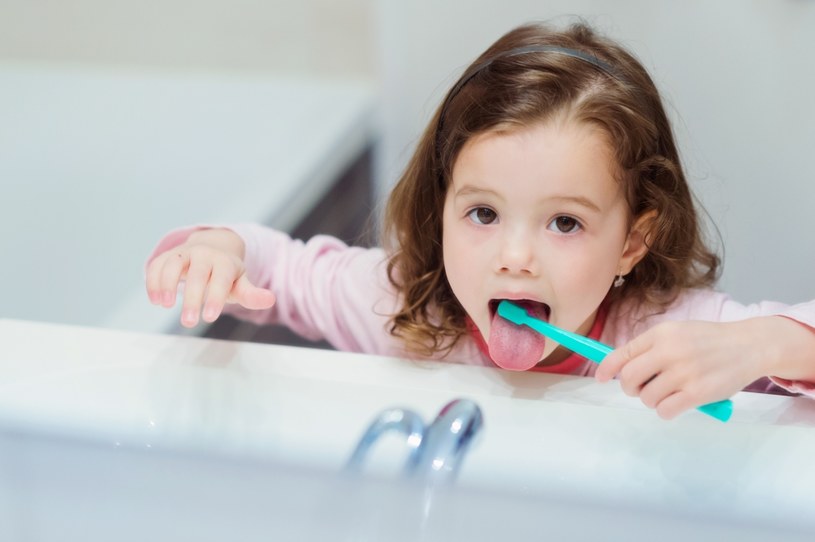Dzieci trzeba przygotowywać do mycia zębów /123RF/PICSEL