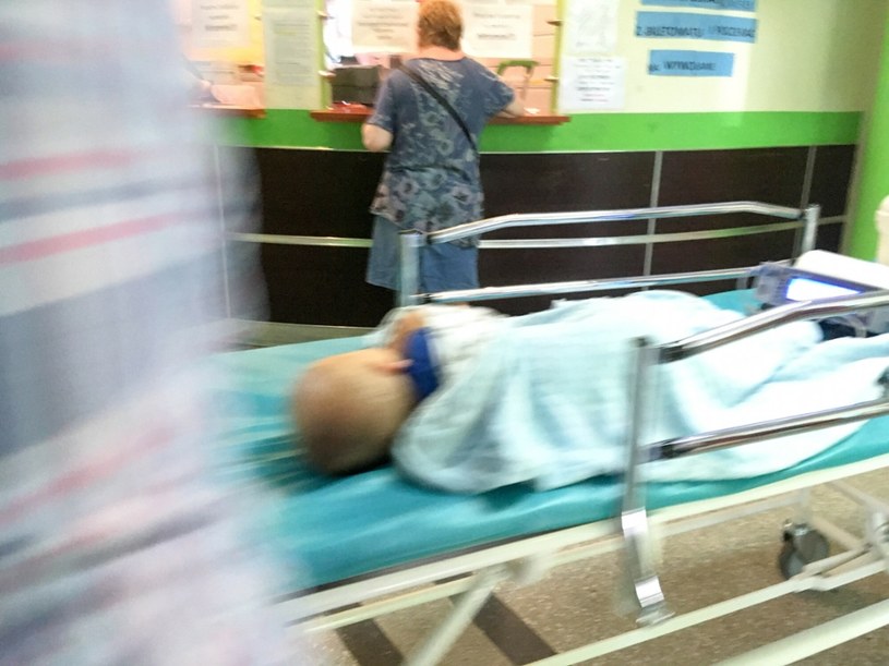 Dzieci u których podejrzewa się wystąpienie wieloukładowego zespołu zapalnego, powinny być leczone w szpitalu /Piotr Kamionka/ REPORTER /Reporter