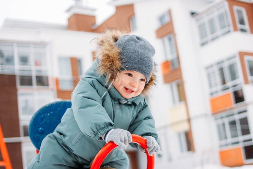 Dzieci ubrane w zbyt ciepłe ubranie mają ograniczone ruchy w trakcie zabawy, co wywołuje u nich rozdrażnienie i szybszą męczliwość /123RF/PICSEL