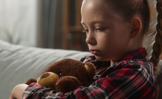 Dzieci ukrywają ból przed rodzicami. Wyniki badania zaskakują