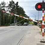 Dzieci utknęły na przejeździe kolejowym. Chwilę później nadjechał pociąg