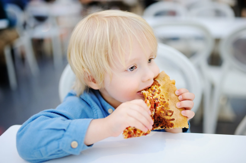 Dzieci utrwalają niezdrowe nawyki żywieniowe /123RF/PICSEL