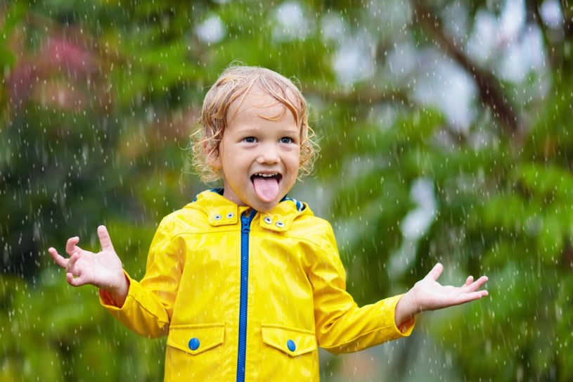 Dzieci uwielbiają deszcz /123RF/PICSEL