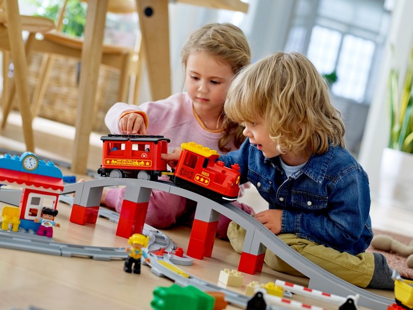 Dzieci uwielbiają pociągi LEGO DUPLO /materiały prasowe