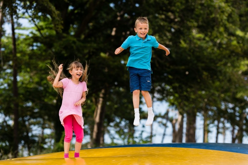 Dzieci uwielbiają skakać na trampolinie /123/RF PICSEL