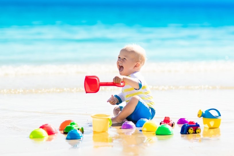 Dzieci uwielbiają zabawy na piaszczystej plaży /123RF/PICSEL