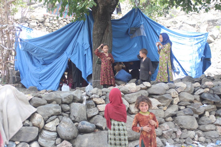 Dzieci w Afganistanie żyją w tymczasowych schronieniach po trzęsieniu ziemi /AIMAL ZAHIR /PAP/EPA