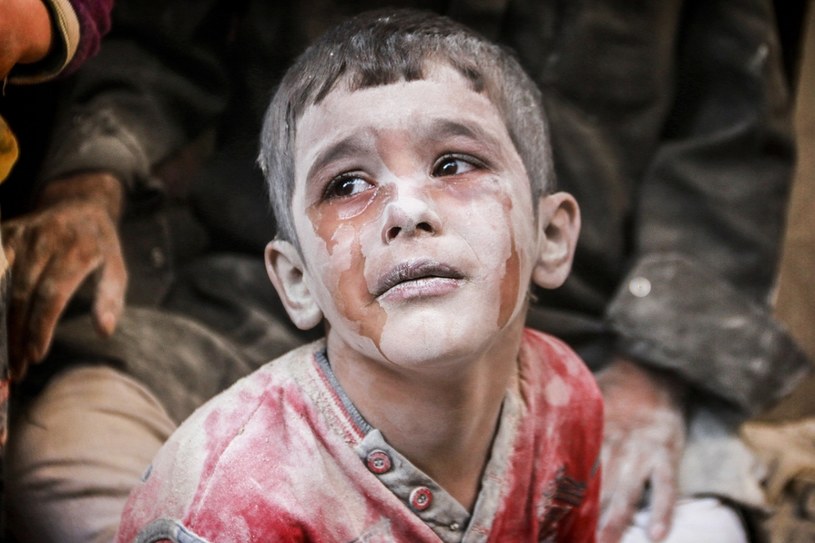Dzieci w Aleppo nie doświadczają beztroski związanej z zabawą, bo głównym uczuciem, jakie przeżywają jest strach /East News