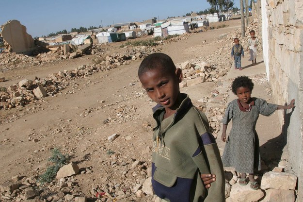 Dzieci w miejscowości Zalambessa, która została prawie całkowicie zniszczona w wyniku działań zbrojnych / 	STR   /PAP/EPA