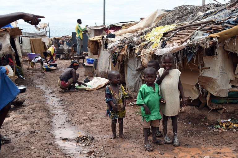 Dzieci w obozie dla uchodźców w pobliżu lotniska w Bangui, zdj. ilustracyjne /ISSOUF SANOGO /AFP
