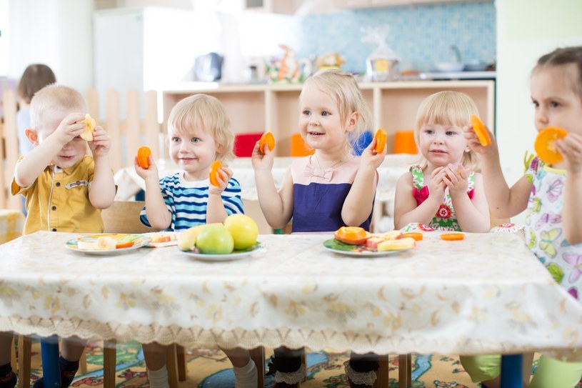 Dzieci w wieku przedszkolnym nie obowiązuje obowiązek wstrzemięźliwości od pokarmów mięsnych /123RF/PICSEL