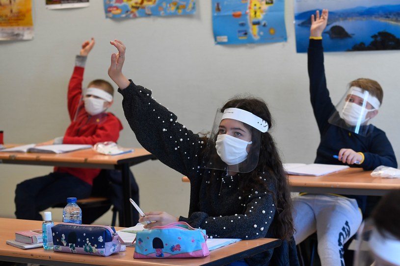 Dzieci wróciły do szkół już m.in. we Francji /AFP