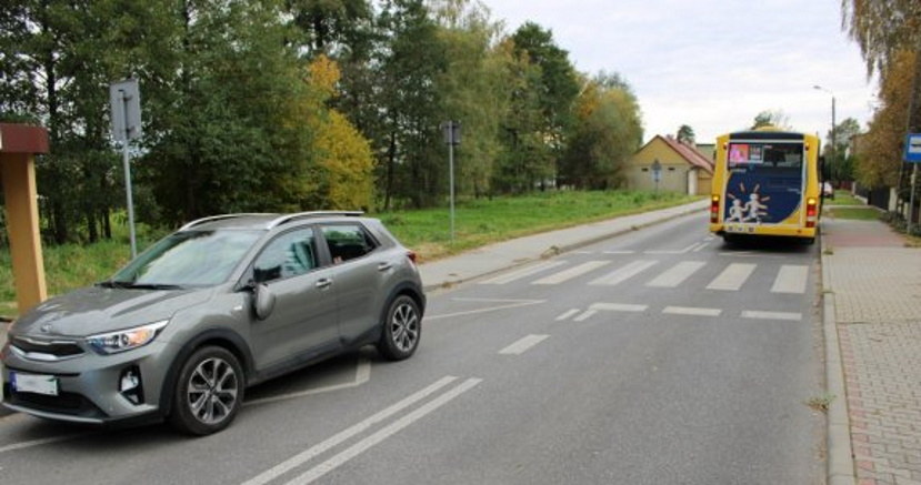 Dzieci wybiegły na przejście zza autobusu i wprost pod auto /Policja