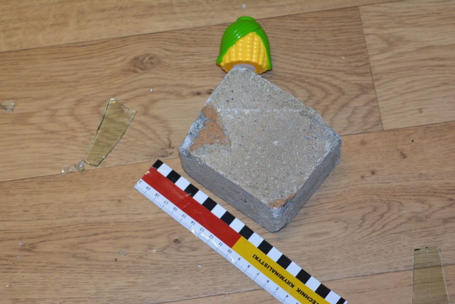 Dzieci wybiły szybę kostką brukową /Policja