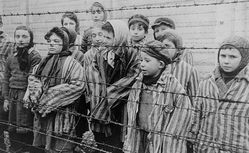Dzieci z Auschwitz wyzwolone przez Armię Czerwoną /domena publiczna