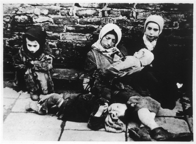 Dzieci z getta w Terezinie oczekujące na transport do Auschwitz II-Birkenau /East News
