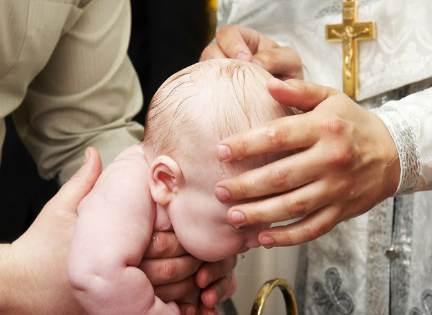 Dzieci z nieprawego łoża nie mają szans na chrzest. /123RF/PICSEL