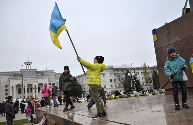 Dzieci z ukraińskimi flagami na rynku w Chersoniu /IVAN ANTYPENKO /PAP/EPA