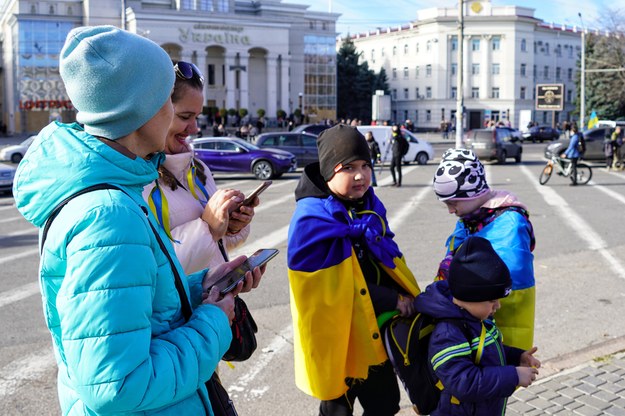 Dzieci z ukraińskimi flagami na ulicach miasta. /Alena Solomonova /PAP