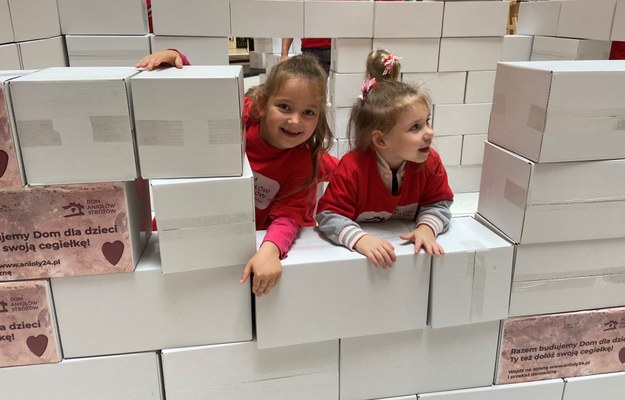 Dzieci zbudowały dom z kartonowych klocków, by zwrócić uwagę na potrzebny remont Domu Aniołów Stróżów /Stowarzyszenie Dom Aniołów Stróżów /Materiały prasowe