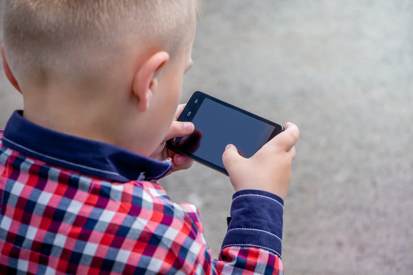 Dzieci zbyt wcześnie zaczynają korzystanie z urządzeń mobilnych - średnio w wieku dwóch lat i dwóch miesięcy /123RF/PICSEL