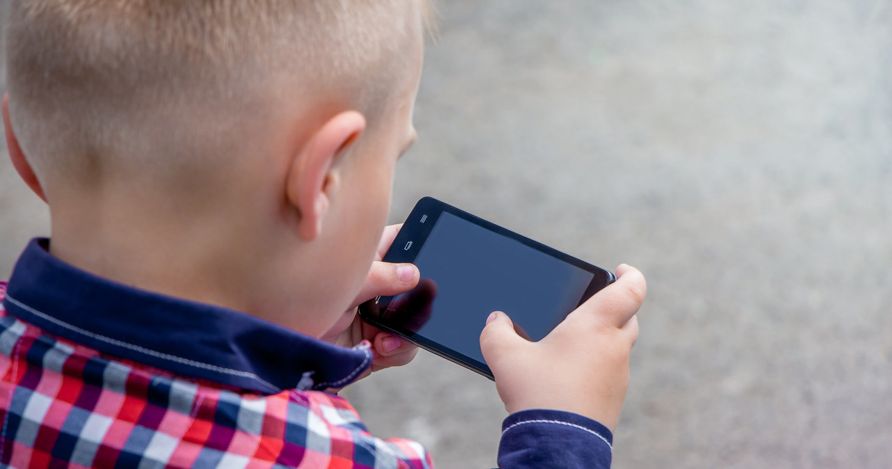 Dzieci zbyt wcześnie zaczynają korzystanie z urządzeń mobilnych - średnio w wieku dwóch lat i dwóch miesięcy /123RF/PICSEL