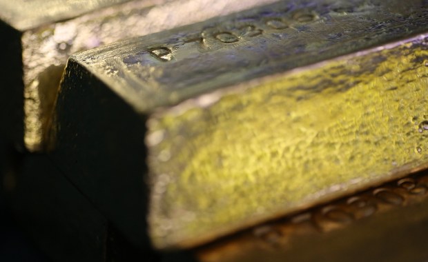 Dzieci znalazły złoto w stosie starych prześcieradeł. Ukryła je nieżyjąca już babcia