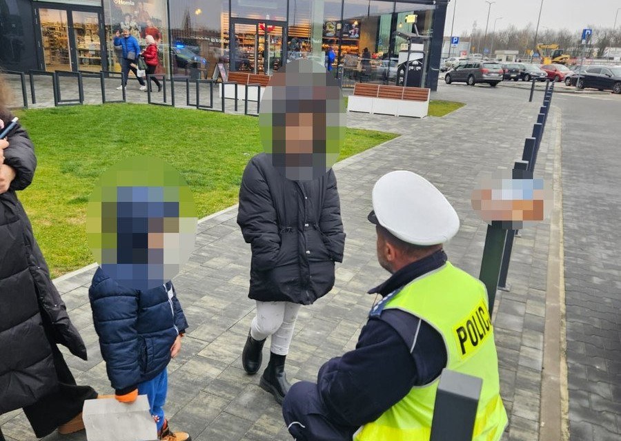 Dzieci zniknęły z domu i poszły do galerii handlowej /Policja /
