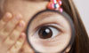Dzieci, zwłaszcza te młodsze, mają nawyk pocierania oczu, gdy poczują swędzenie albo gdy są śpiące. Prawie /123RF/PICSEL