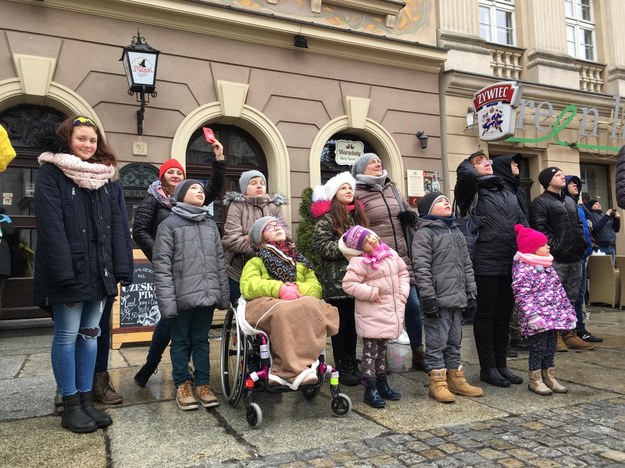 Dzieciaki oglądają słynne poznańskie koziołki /Joanna Kocot /RMF FM