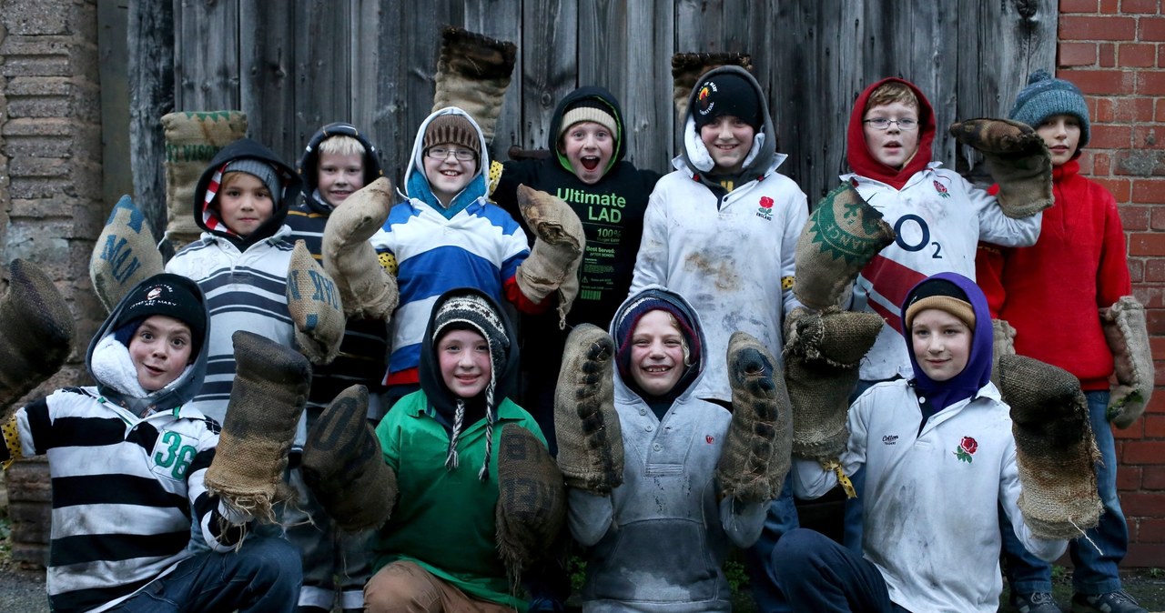 Dzieciaki z Ottery nie czekają na Halloween. Przygotowują się do dźwigania płonących beczek! /Getty Images/Flash Press Media