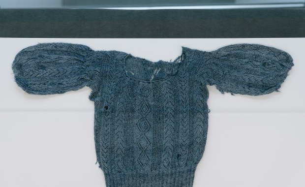 Dziecięcy sweterek zabytkiem miesiąca w Muzeum Pamięci Sybiru