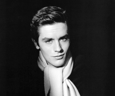 Dzieciństwa i młodości Delona nie można określić mianem "spokojnych". Aktor urodził się w miejscowości Sceaux. Jego rodzice rozwiedli się kilka lat po przyjściu na świat Delona, który od tamtej pory był wychowywany albo w rodzinach zastępczych, albo przez jednego z rodziców. 

Jako młody chłopak sprawiał spore problemy wychowawcze, dlatego aby "utemperować" młodego człowieka, jego opiekunowie wysłali go do kilku szkół z internatem. Mimo dobrych chęci, pomysł okazał się chybiony, a Delon ze wszystkich placówek został usunięty dyscyplinarnie.