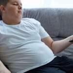 Dzieciństwo pod presją. Związek stresujących przeżyć z nadwagą u młodzieży