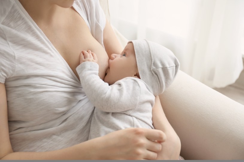 Dziecka karmionego piersią zazwyczaj nie trzeba dodatkowo dopajać /123RF/PICSEL